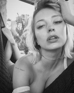 Caroline Vreeland feet photo thumbnail