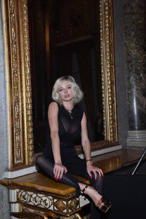 Caroline Vreeland feet photo thumbnail