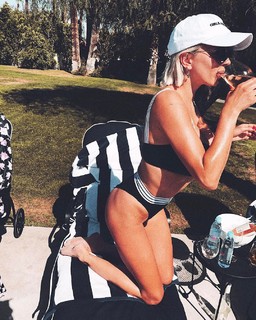 Caroline Vreeland feet photo thumbnail