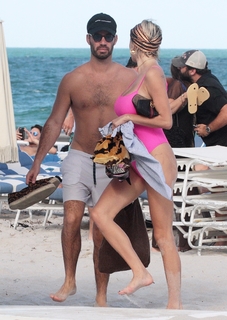 Caroline Vreeland feet photo thumbnail