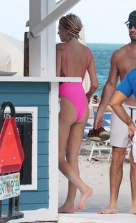 Caroline Vreeland feet photo thumbnail