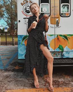 Caroline Vreeland feet photo thumbnail
