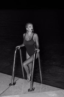 Caroline Vreeland feet photo thumbnail