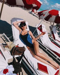 Caroline Vreeland feet photo thumbnail