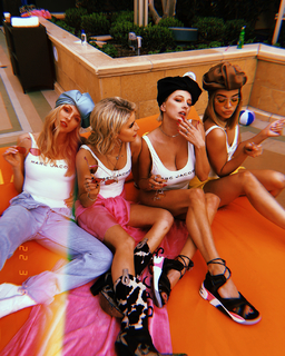 Caroline Vreeland feet photo thumbnail