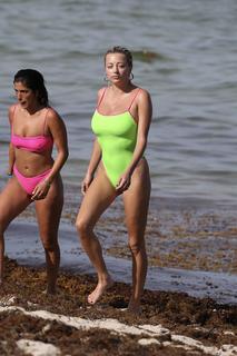 Caroline Vreeland feet photo thumbnail