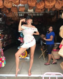 Caroline Vreeland feet photo thumbnail