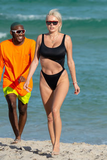 Caroline Vreeland feet photo thumbnail