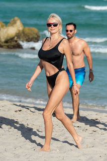 Caroline Vreeland feet photo thumbnail