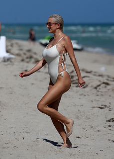 Caroline Vreeland feet photo thumbnail