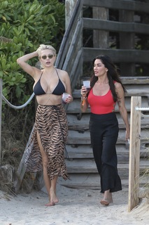 Caroline Vreeland feet photo thumbnail