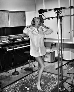 Caroline Vreeland feet photo thumbnail