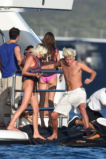 Caroline Vreeland feet photo thumbnail