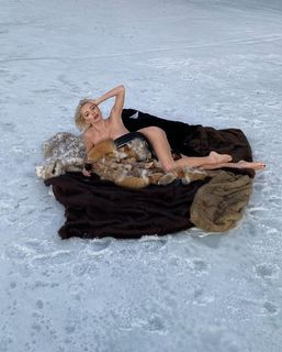 Caroline Vreeland feet photo thumbnail