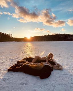 Caroline Vreeland feet photo thumbnail