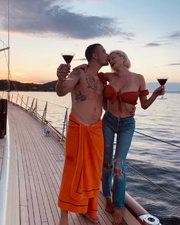 Caroline Vreeland feet photo thumbnail