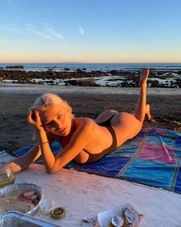 Caroline Vreeland feet photo thumbnail