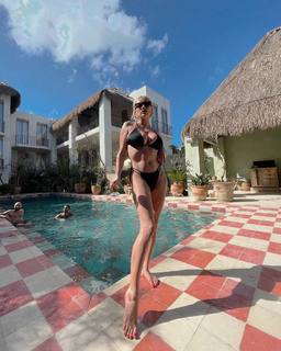 Caroline Vreeland feet photo thumbnail