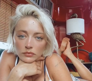 Caroline Vreeland feet photo thumbnail