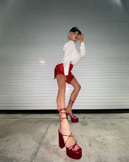 Caroline Vreeland feet photo thumbnail