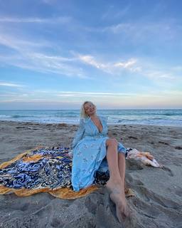 Caroline Vreeland feet photo thumbnail