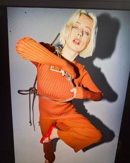 Caroline Vreeland feet photo thumbnail