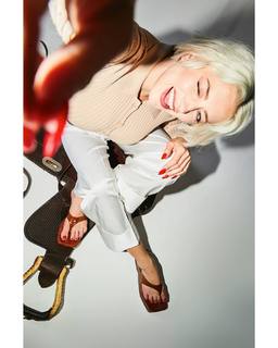 Caroline Vreeland feet photo thumbnail