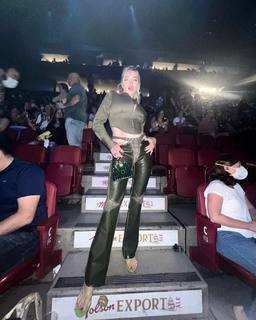 Caroline Vreeland feet photo thumbnail