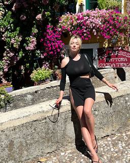 Caroline Vreeland feet photo thumbnail