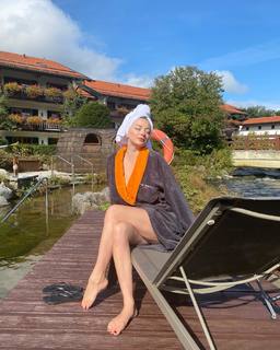 Caroline Vreeland feet photo thumbnail