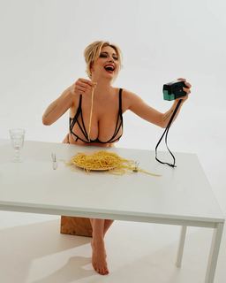 Caroline Vreeland feet photo thumbnail