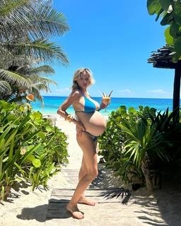 Caroline Vreeland feet photo thumbnail