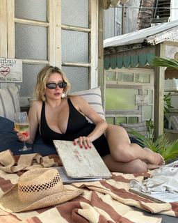 Caroline Vreeland feet photo thumbnail