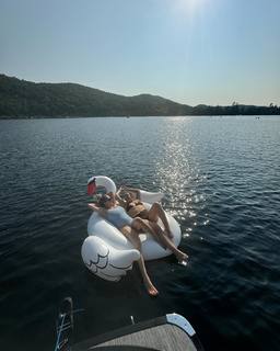 Caroline Vreeland feet photo thumbnail