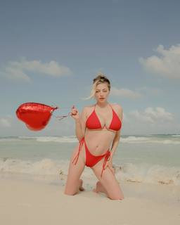 Caroline Vreeland feet photo thumbnail