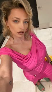 Caroline Vreeland feet photo thumbnail