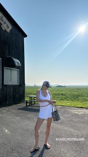 Caroline Vreeland feet photo thumbnail