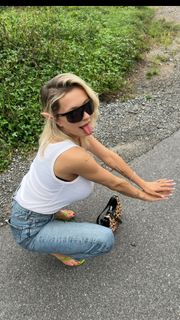 Caroline Vreeland feet photo thumbnail