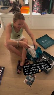 Caroline Wozniacki feet photo thumbnail