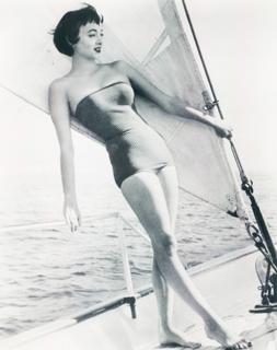 Carolyn Jones feet photo thumbnail