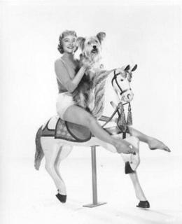 Carolyn Jones feet photo thumbnail