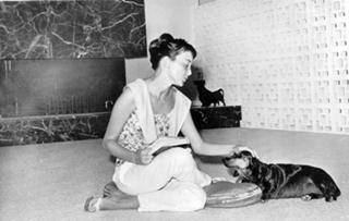 Carolyn Jones feet photo thumbnail