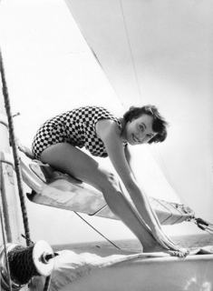Carolyn Jones feet photo thumbnail