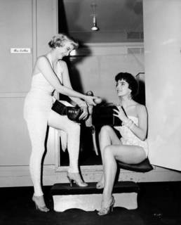 Carolyn Jones feet photo thumbnail