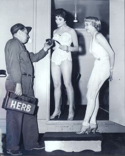 Carolyn Jones feet photo thumbnail