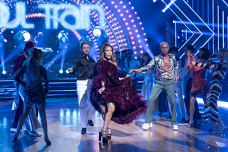 Carrie Ann Inaba feet photo thumbnail