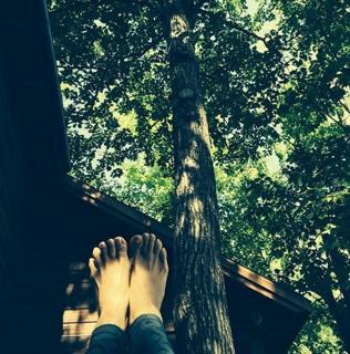 Carrie-Anne Moss feet photo thumbnail