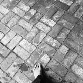 Carrie-Anne Moss feet photo thumbnail