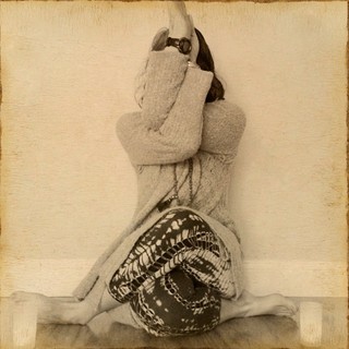 Carrie-Anne Moss feet photo thumbnail