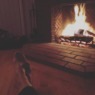 Carrie-Anne Moss feet photo thumbnail